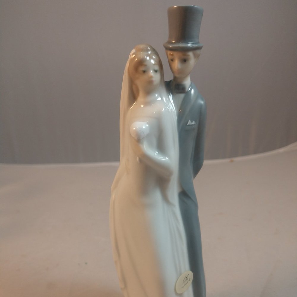 Nao by Lladro Bride and Groom Figurine